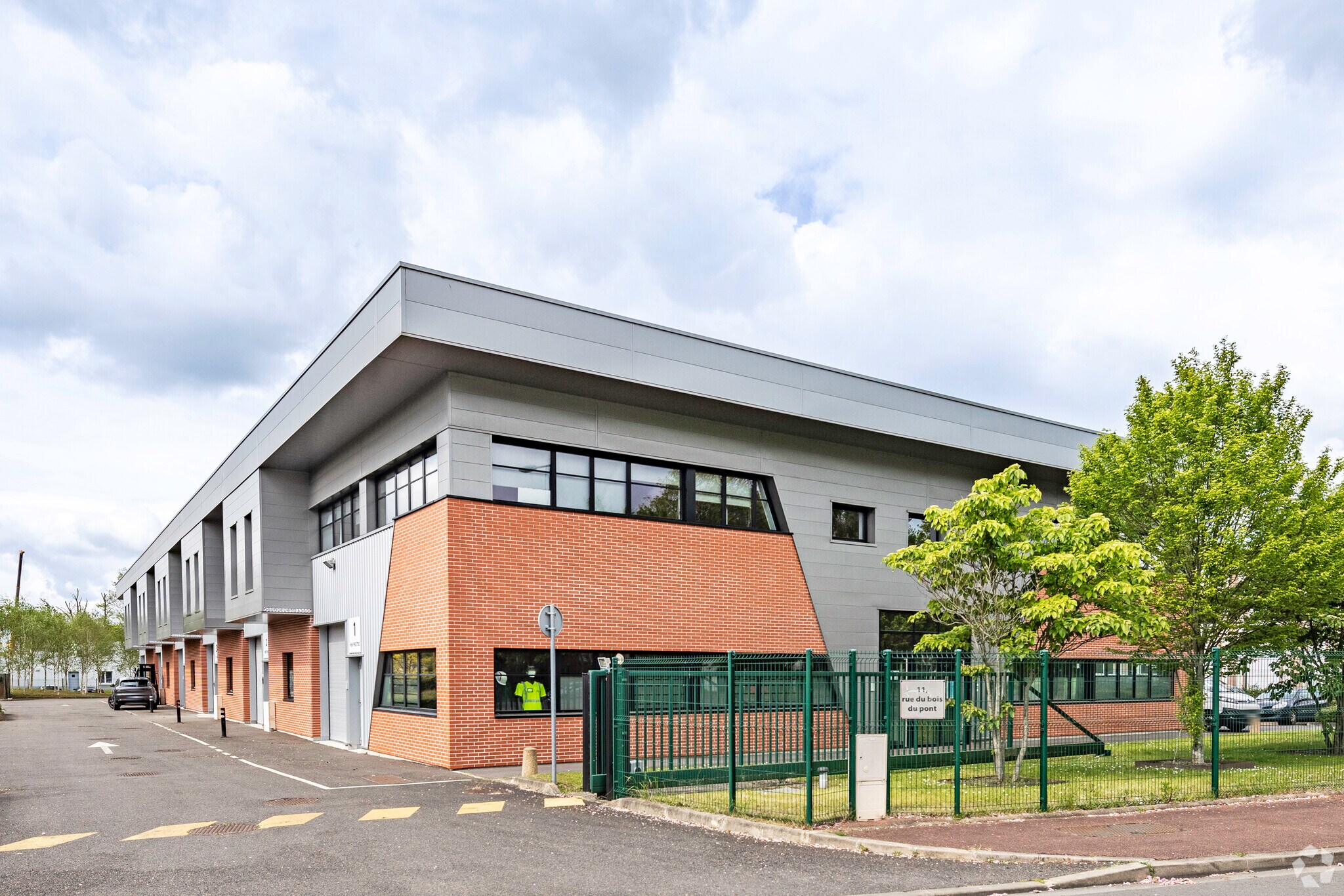 Flex in Saint-Ouen-l'Aumône for sale Primary Photo- Image 1 of 3