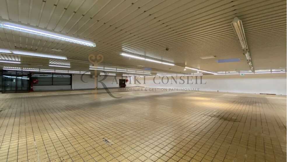 Retail in Golbey for lease - Building Photo - Image 2 of 19