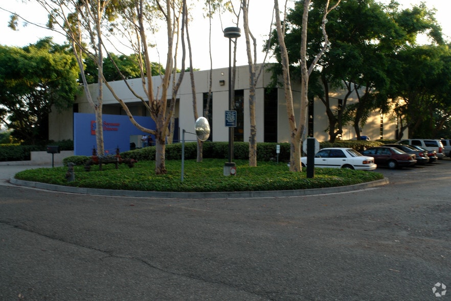 hollister avenue