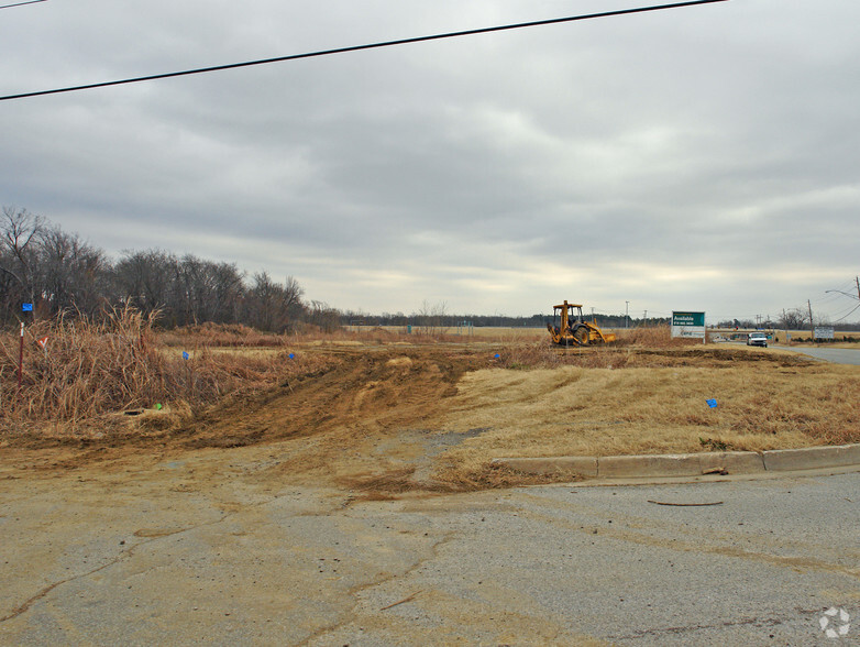 E Kenosha St, Broken Arrow, OK for sale - Building Photo - Image 1 of 1