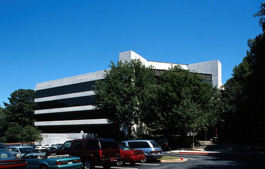 5730 Glenridge Dr NE, Atlanta, GA for lease - Building Photo - Image 2 of 4