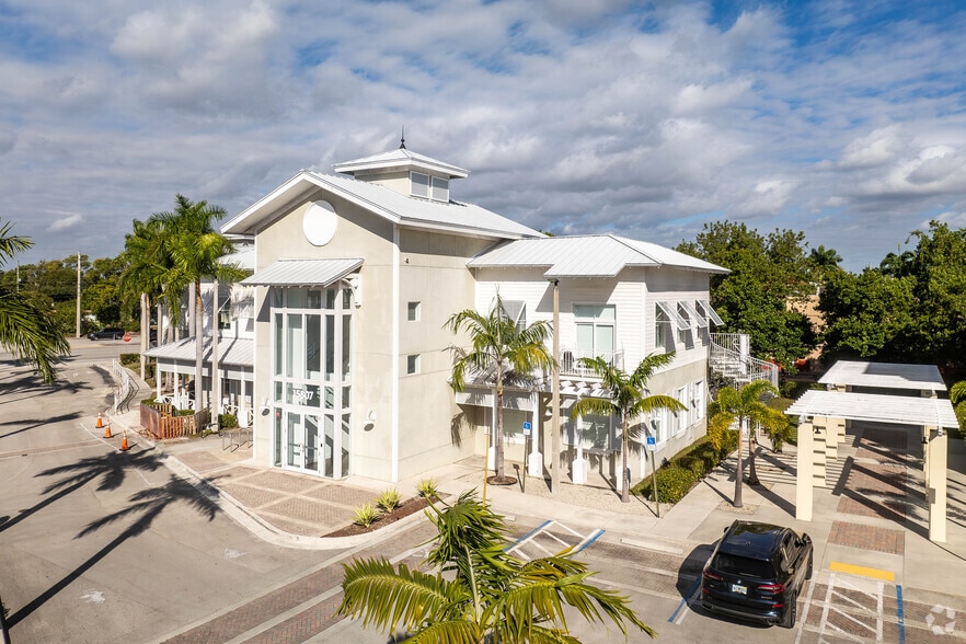 15801 Biscayne Blvd, North Miami Beach, FL for lease - Building Photo - Image 3 of 19