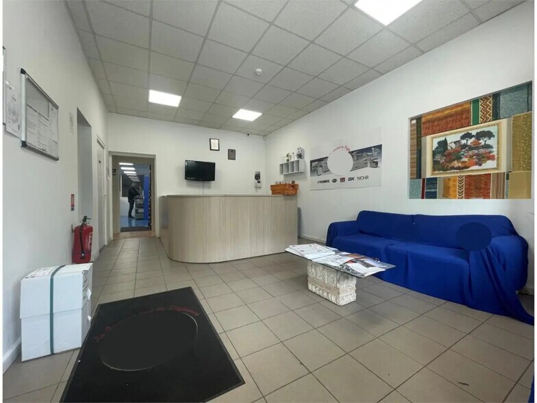 Flex in Trappes for sale - Building Photo - Image 2 of 9