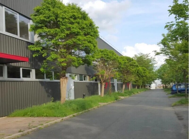 Office in Coignières for lease - Building Photo - Image 3 of 5