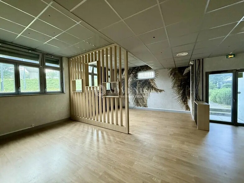Office in Lyon for lease - Building Photo - Image 3 of 11