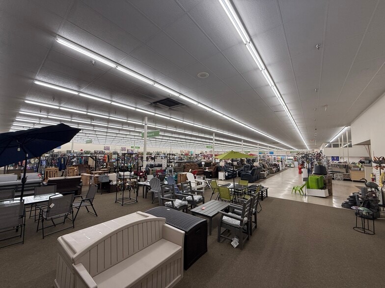 825 W Fulton St, Waupaca, WI for lease - Interior Photo - Image 3 of 5