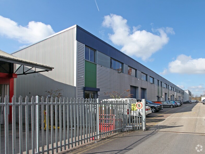 Bristol Way, Slough for lease - Building Photo - Image 3 of 9