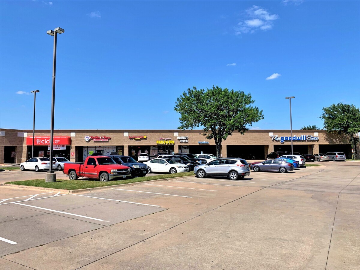 980 N Walnut Creek Dr, Mansfield, TX 76063