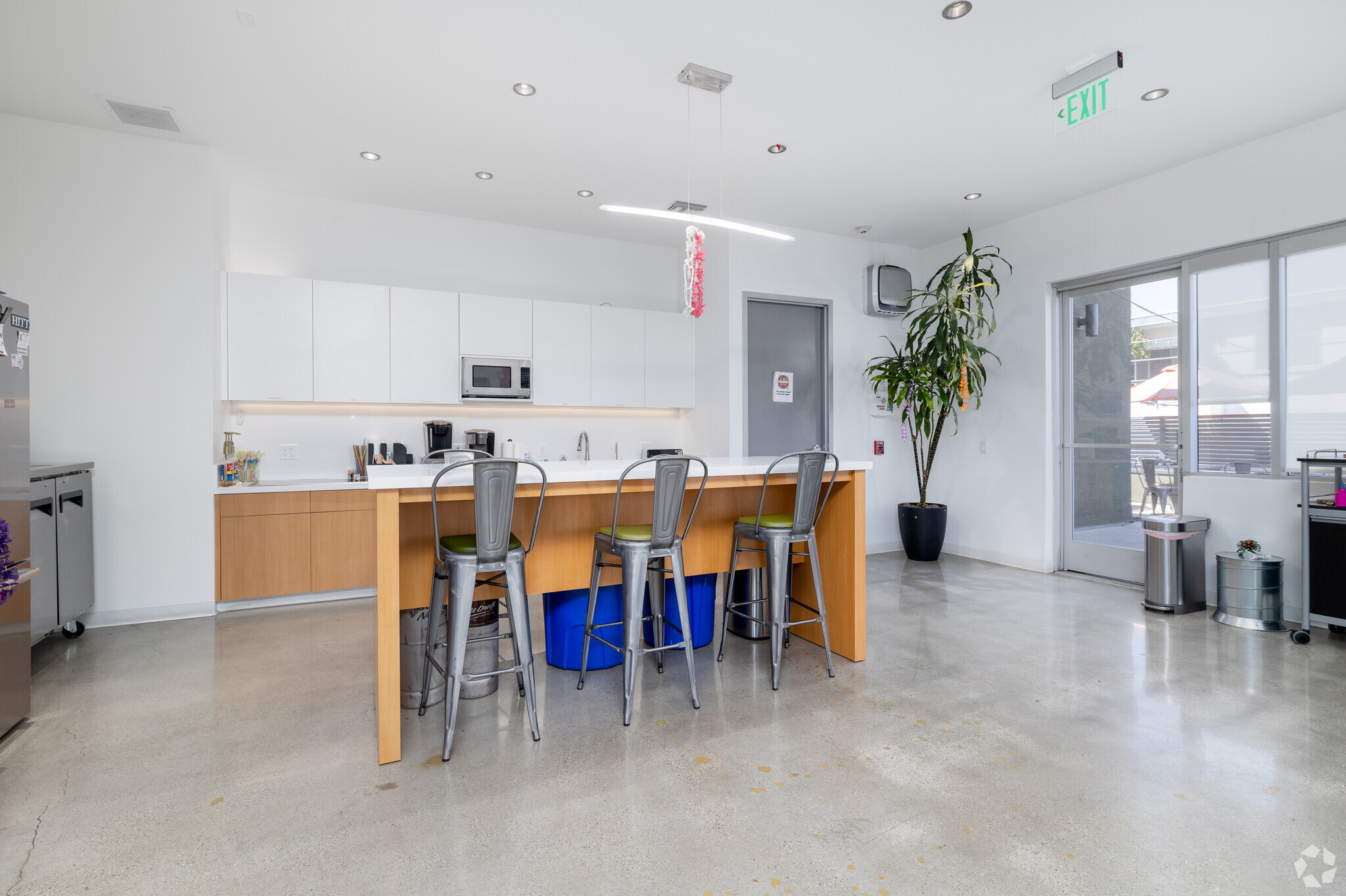 3733 Motor Ave, Los Angeles, CA for lease Interior Photo- Image 1 of 9