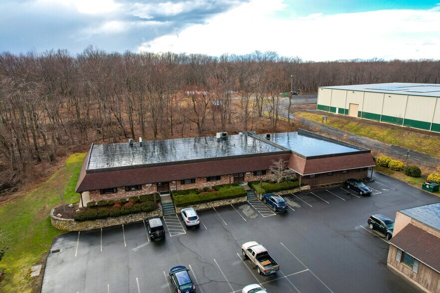 649 Amity Rd, Bethany, CT for sale - Building Photo - Image 1 of 1