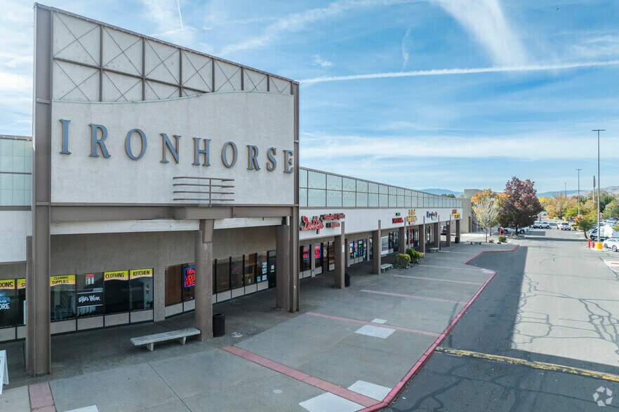 587-589 E Prater Way, Sparks, NV for lease - Primary Photo - Image 1 of 5