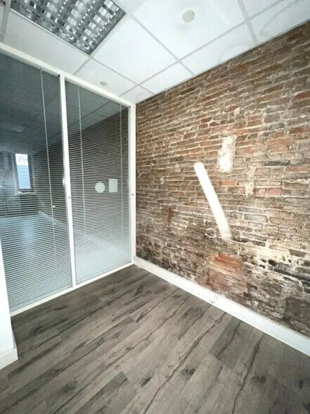 Retail in Toulouse for lease - Interior Photo - Image 2 of 5