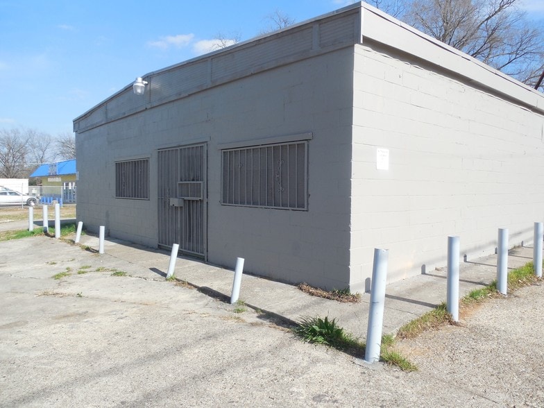 3744 Dixon Ave, Dallas, TX for lease - Primary Photo - Image 1 of 16