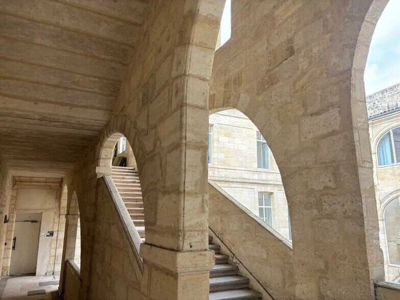 Office in Bordeaux for lease - Building Photo - Image 2 of 6