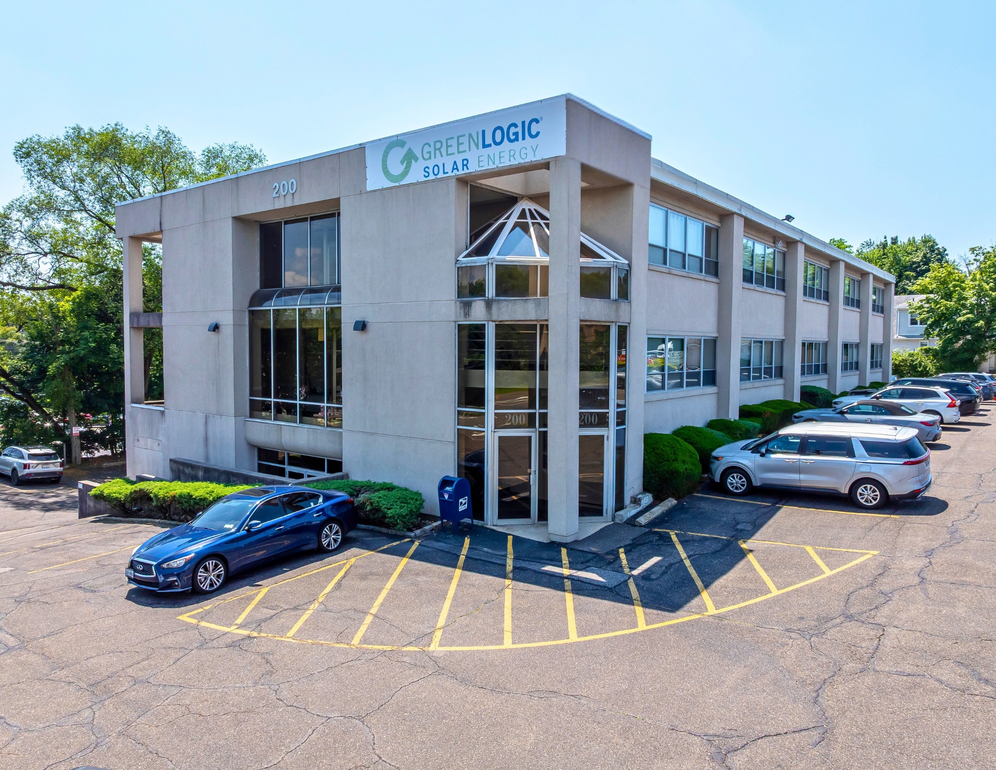 200-220 S Service Road, Roslyn, NY portfolio of 2 properties for sale on LoopNet.com Building Photo- Image 1 of 25