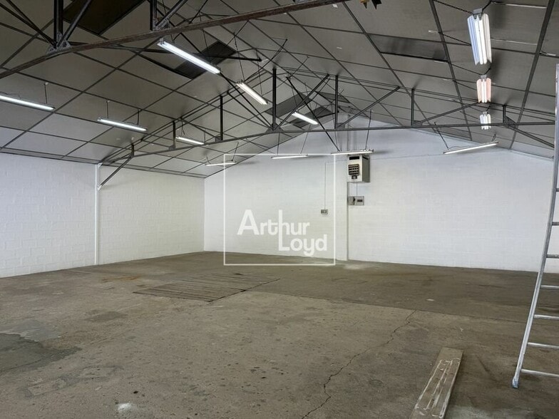 Flex in Melun for lease - Interior Photo - Image 2 of 8