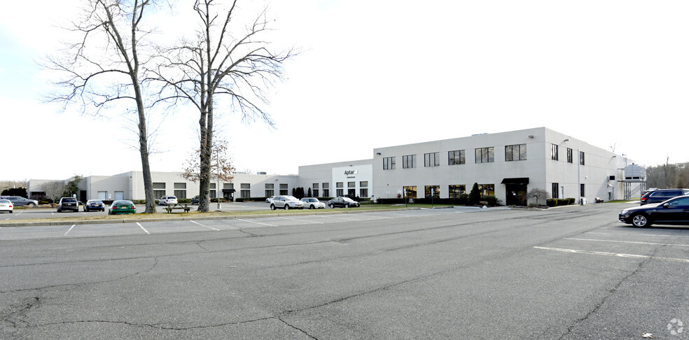 611 Industrial Way W, Eatontown, NJ for lease - Building Photo - Image 1 of 4