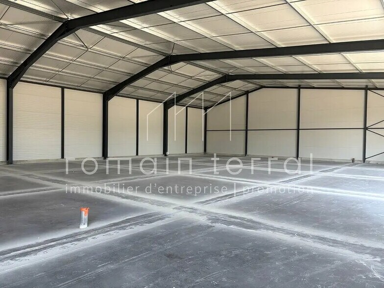 Flex in Limoges for lease - Interior Photo - Image 3 of 6