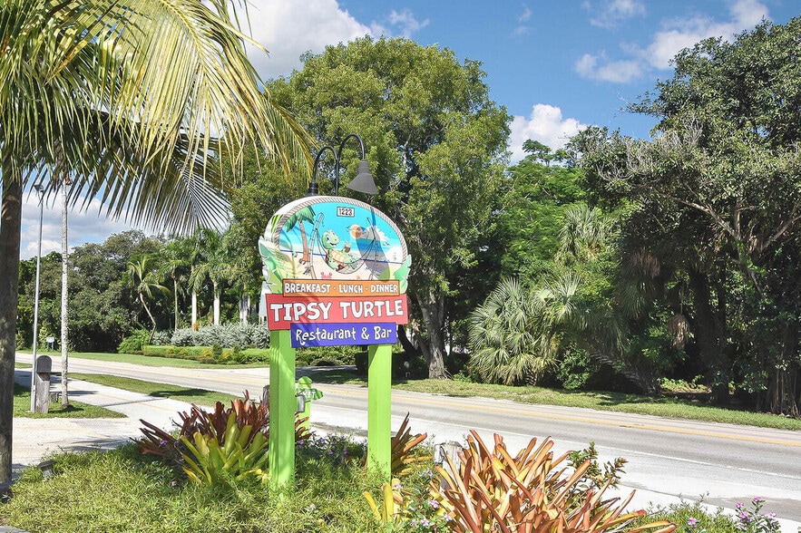 1223 Periwinkle Way, Sanibel, FL for sale - Building Photo - Image 1 of 1