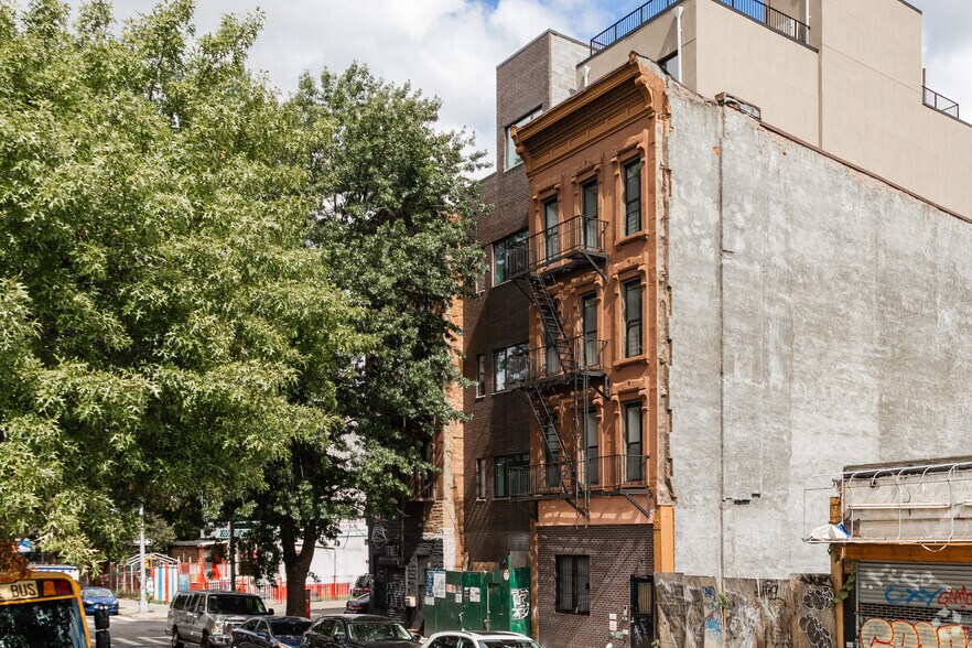 239 Marcus Garvey Blvd, Brooklyn, NY for sale - Primary Photo - Image 1 of 2