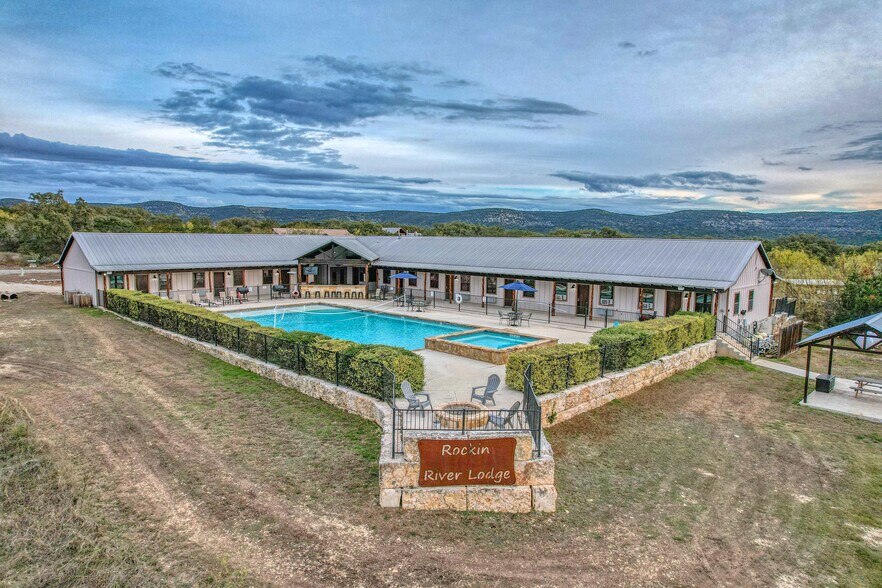 16 Mountain Laurel Ln, Concan, TX for sale - Building Photo - Image 1 of 1