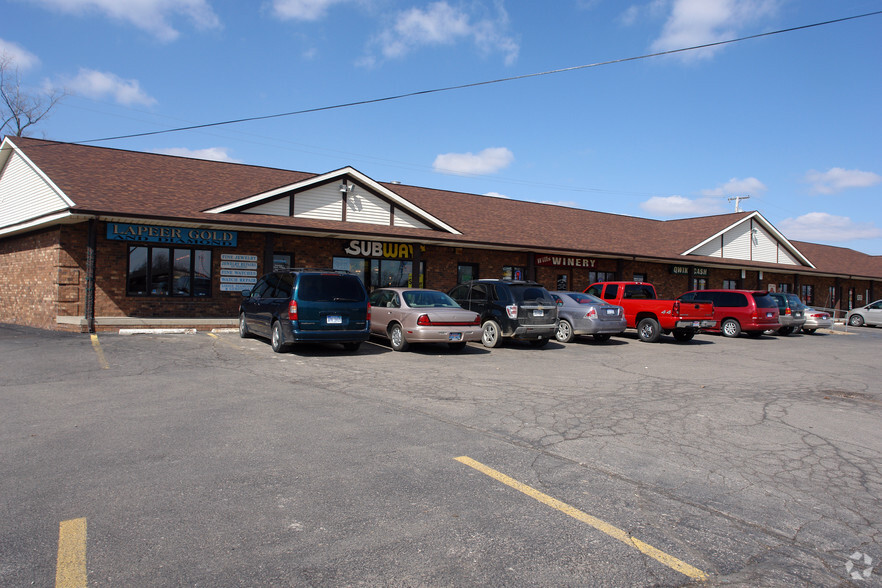 814 S Main St, Lapeer, MI for lease - Primary Photo - Image 1 of 9