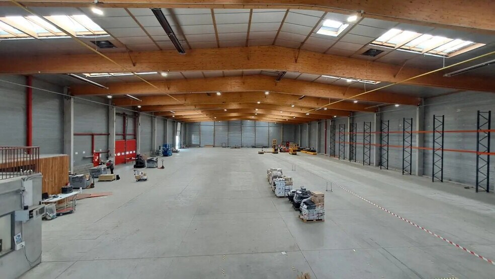 Flex in Saint-André-de-Corcy for lease - Interior Photo - Image 3 of 6