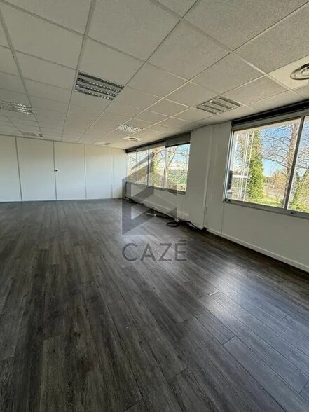 Office in Mérignac for lease - Interior Photo - Image 2 of 6