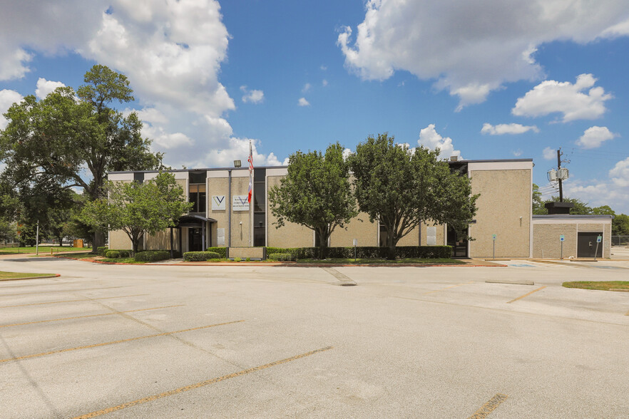 2122 E Governors Cir, Houston, TX for sale - Building Photo - Image 1 of 4