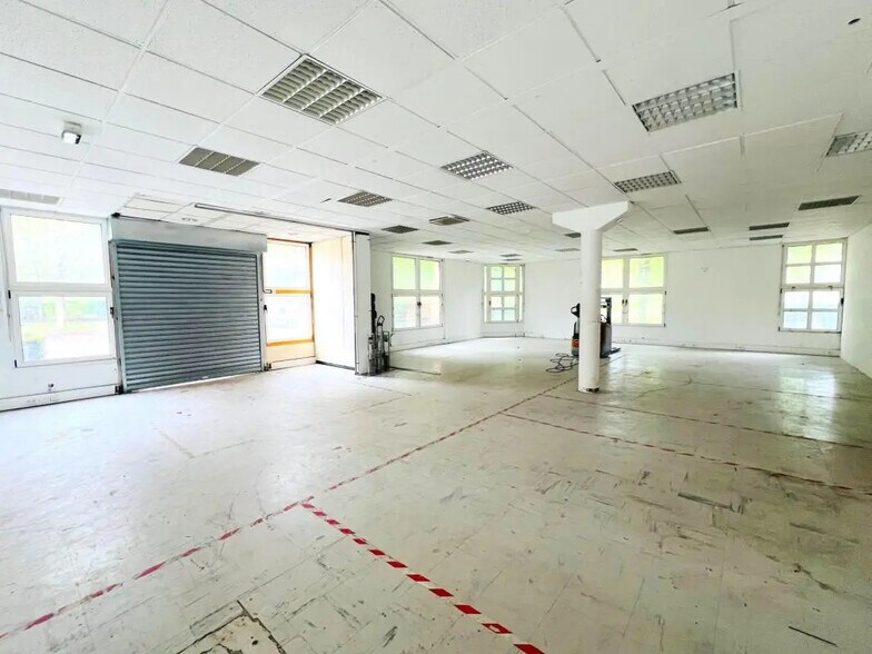 Flex in Montigny-le-Bretonneux for lease - Interior Photo - Image 2 of 33