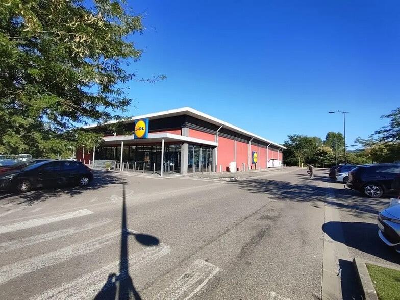 Retail in Bourgoin-Jallieu for lease - Building Photo - Image 3 of 4