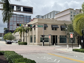 321-325 S Dixie Hwy, West Palm Beach, FL for lease Building Photo- Image 2 of 3
