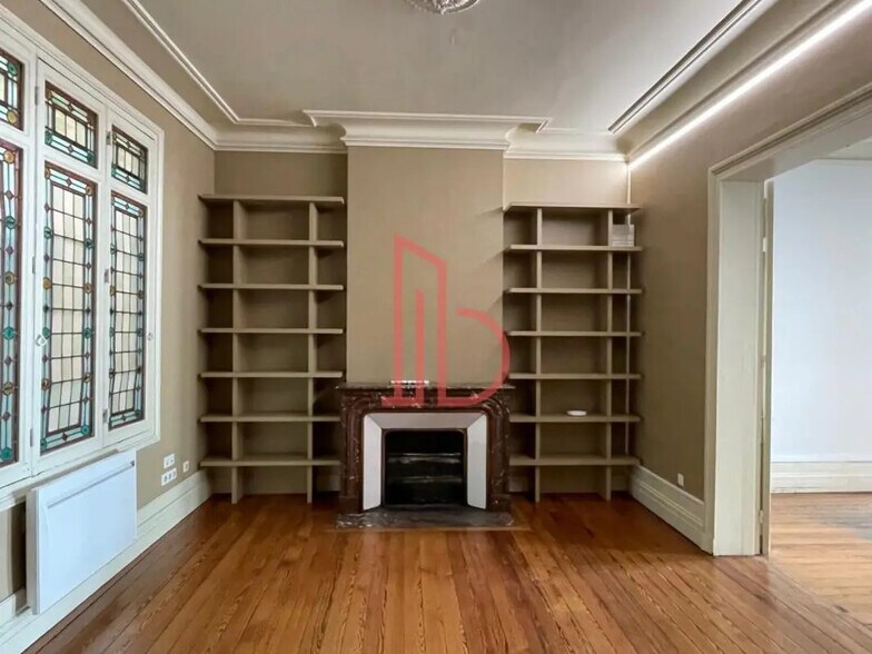 Office in Bordeaux for lease - Interior Photo - Image 1 of 9