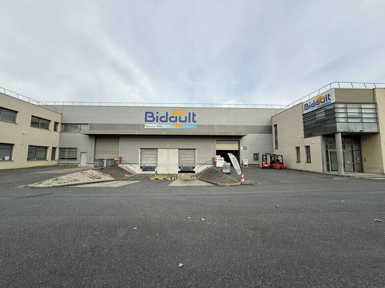 Flex in Gennevilliers for lease - Building Photo - Image 1 of 12