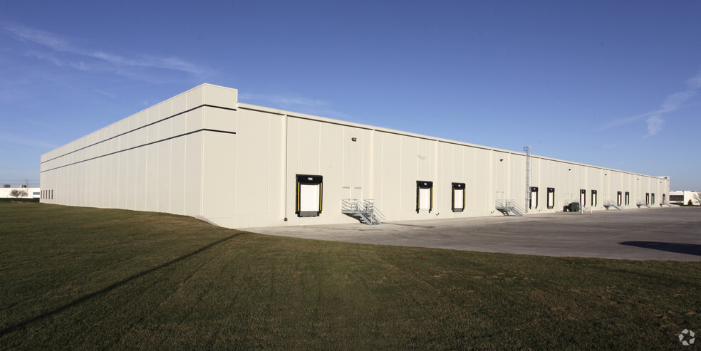 11300-11398 Meredith Dr, Urbandale, IA for lease - Building Photo - Image 2 of 10