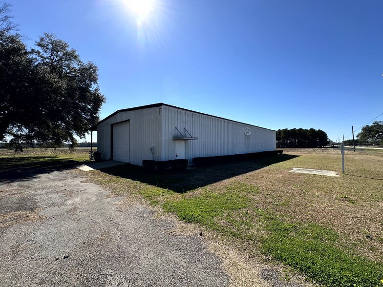 15761 James B White S hwy, Tabor City, NC for lease - Building Photo - Image 2 of 8