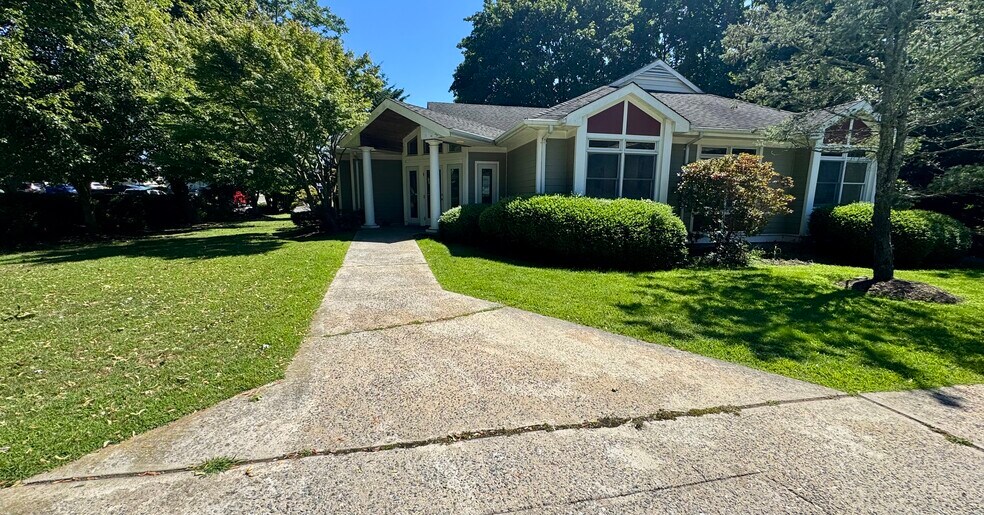 5 Squiretown Rd, Hampton Bays, NY for sale - Building Photo - Image 2 of 10