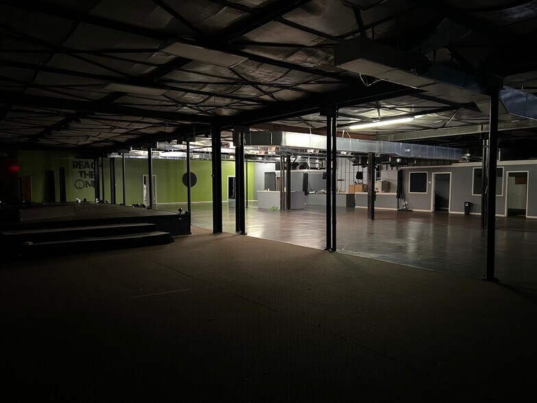 121 16th St, Ashland, KY for lease - Interior Photo - Image 2 of 15