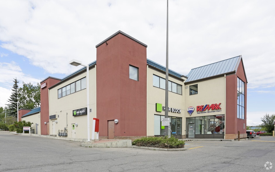 4625 Varsity Dr NW, Calgary, AB for lease - Building Photo - Image 2 of 10
