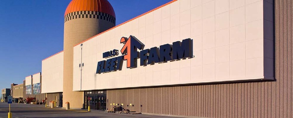 1555 Pabst Farms Blvd, Oconomowoc, WI for sale - Primary Photo - Image 1 of 1