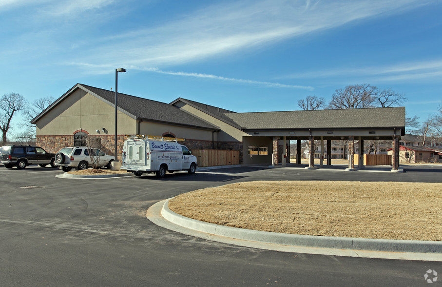 7447 Riverside Pky, Tulsa, OK for lease - Building Photo - Image 2 of 63