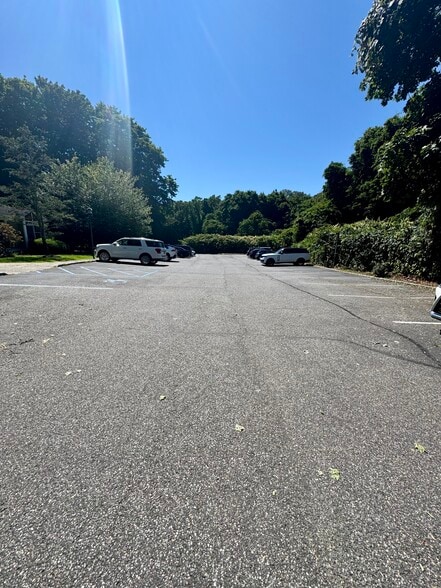 5 Squiretown Rd, Hampton Bays, NY for sale - Building Photo - Image 3 of 10