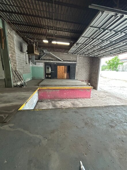 6924 E Truman Rd, Kansas City, MO for sale - Building Photo - Image 2 of 5