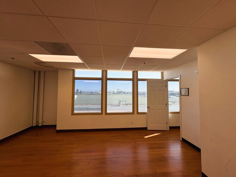 17971 Euclid St, Fountain Valley, CA for lease - Building Photo - Image 3 of 5