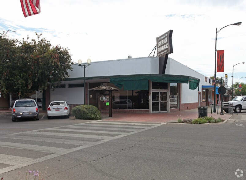 706 N St, Sanger, CA 93657