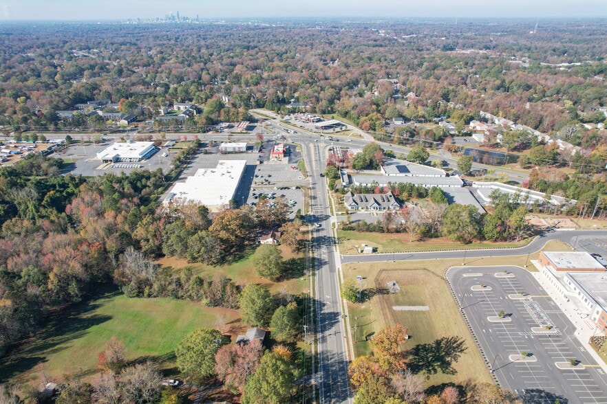 7420 The Plaza Rd, Charlotte, NC for sale - Building Photo - Image 2 of 3