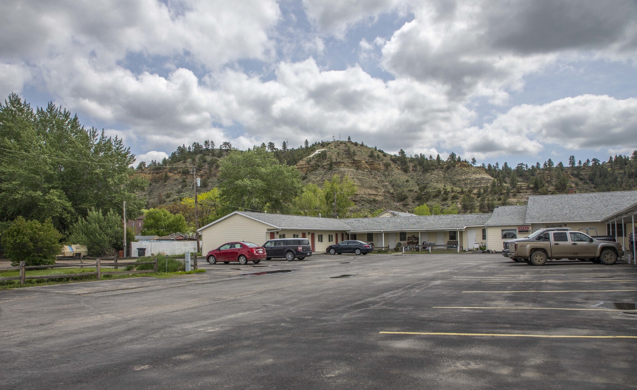 810 Front St, Forsyth, MT 59327 Restwel Motel