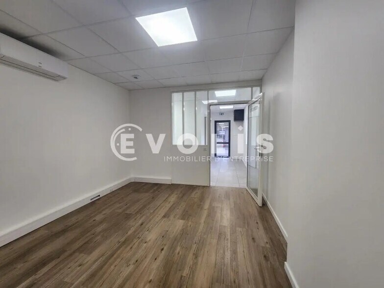 Flex in Givors for lease - Interior Photo - Image 3 of 13