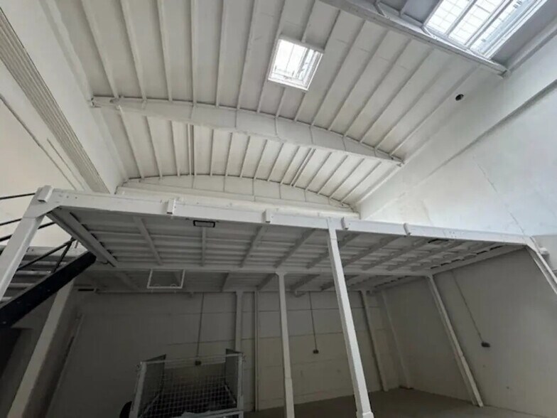 Industrial in Villefranche-sur-Saône for sale - Interior Photo - Image 2 of 3