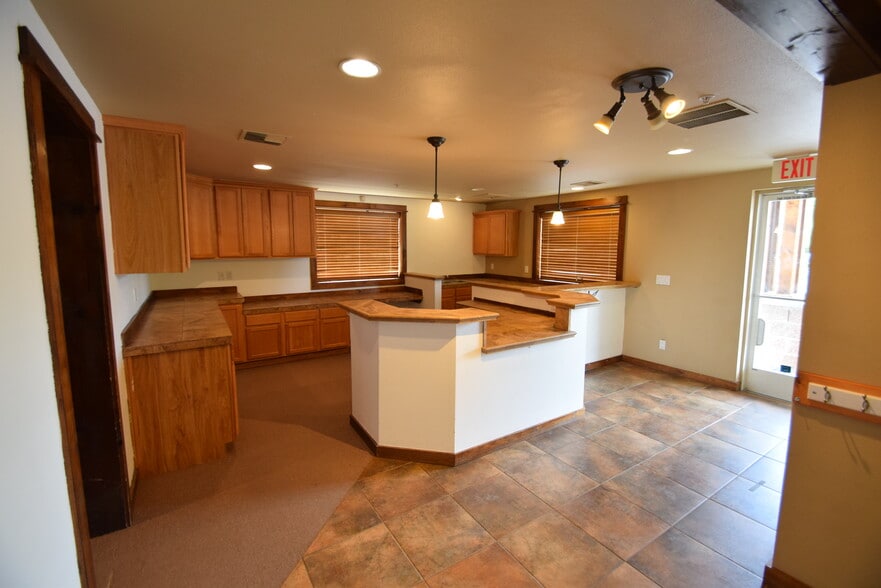 160 SW Scalehouse Loop, Bend, OR for lease - Building Photo - Image 3 of 6